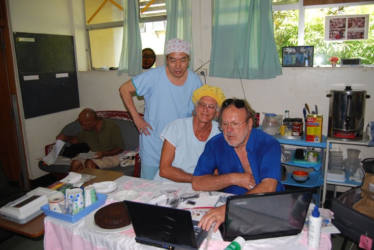 Operating theatres, Republic of Vanuatu — training on a new laptop diagnostic ultrasound unit for outreach maternity services